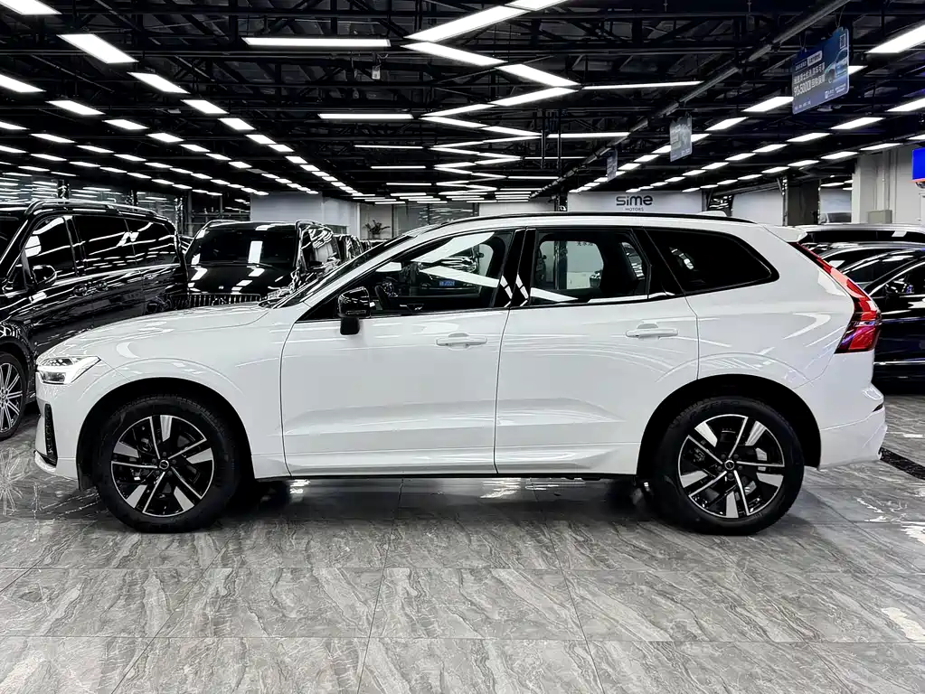 Volvo Volvo XC60 B5 AWD Momentum Sport 2025 - thumbnail 4