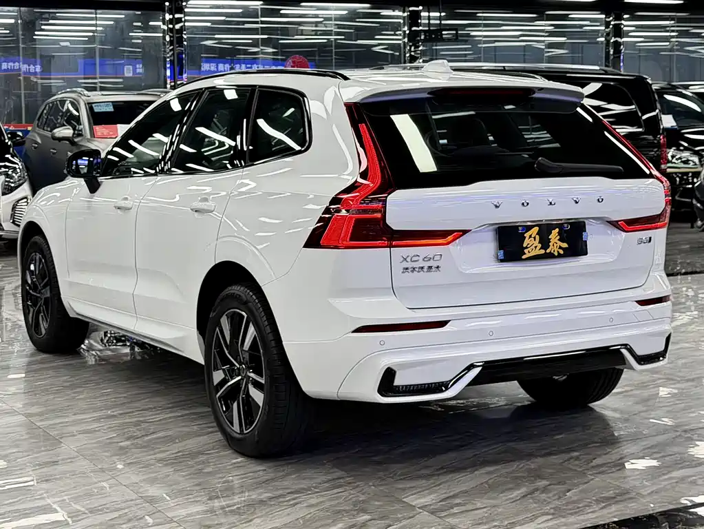 Volvo Volvo XC60 B5 AWD Momentum Sport 2025 - thumbnail 5
