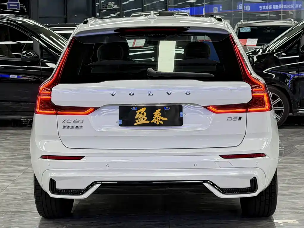 Volvo Volvo XC60 B5 AWD Momentum Sport 2025 - thumbnail 6