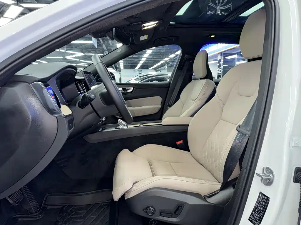 Volvo Volvo XC60 B5 AWD Momentum Sport 2025 - thumbnail 8