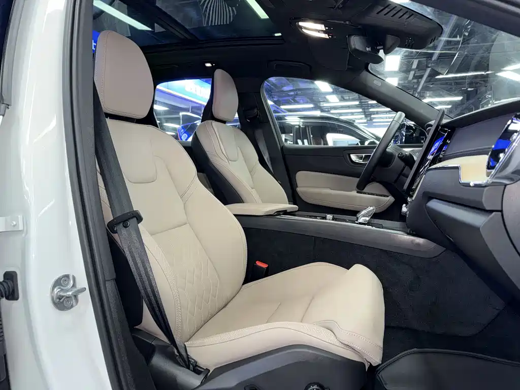 Volvo Volvo XC60 B5 AWD Momentum Sport 2025 - thumbnail 10