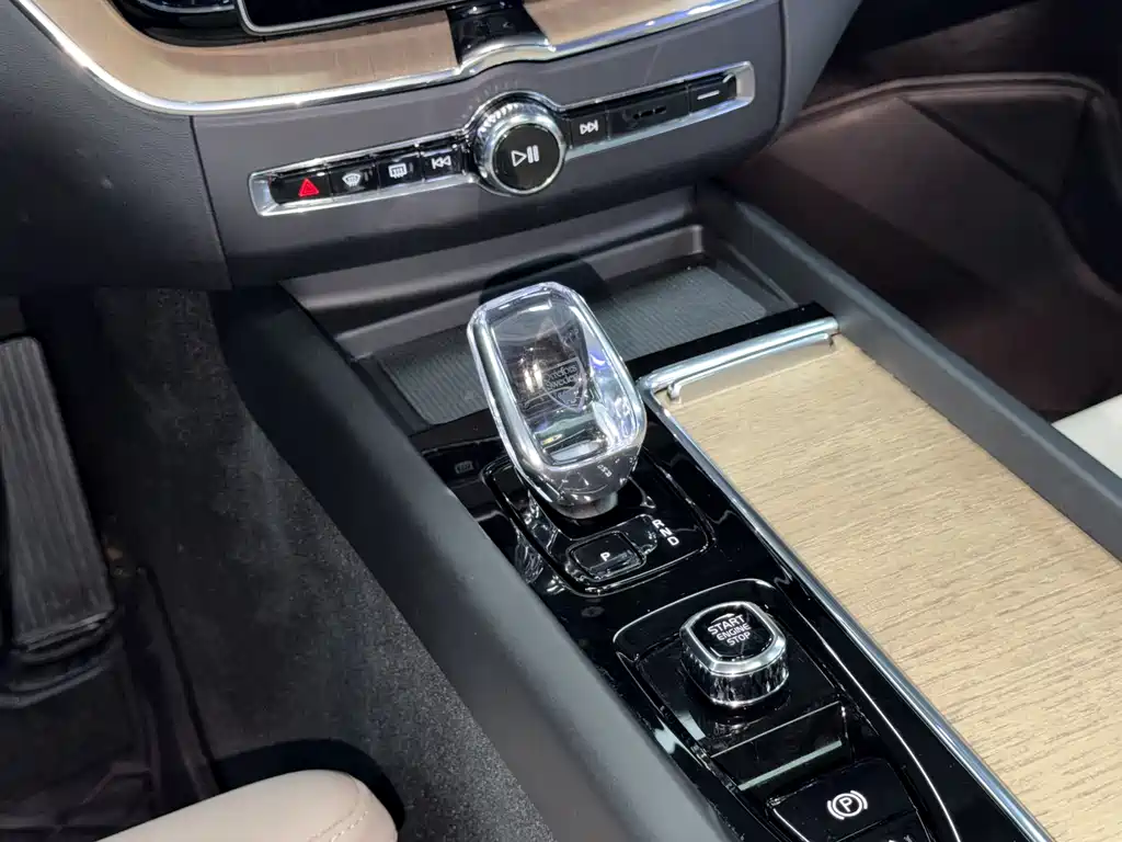 Volvo Volvo XC60 B5 AWD Momentum Sport 2025 - thumbnail 14