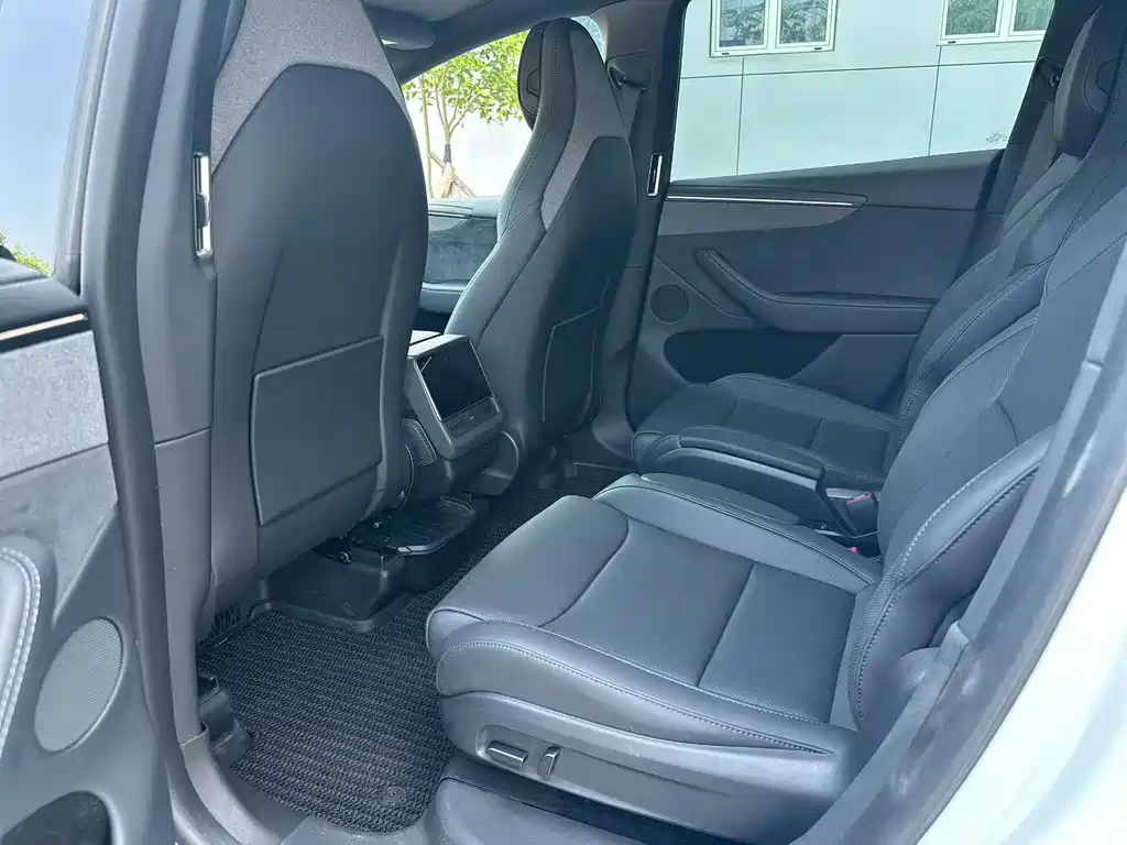Tesla Model Y L Long Range AWD 2025 - thumbnail 5