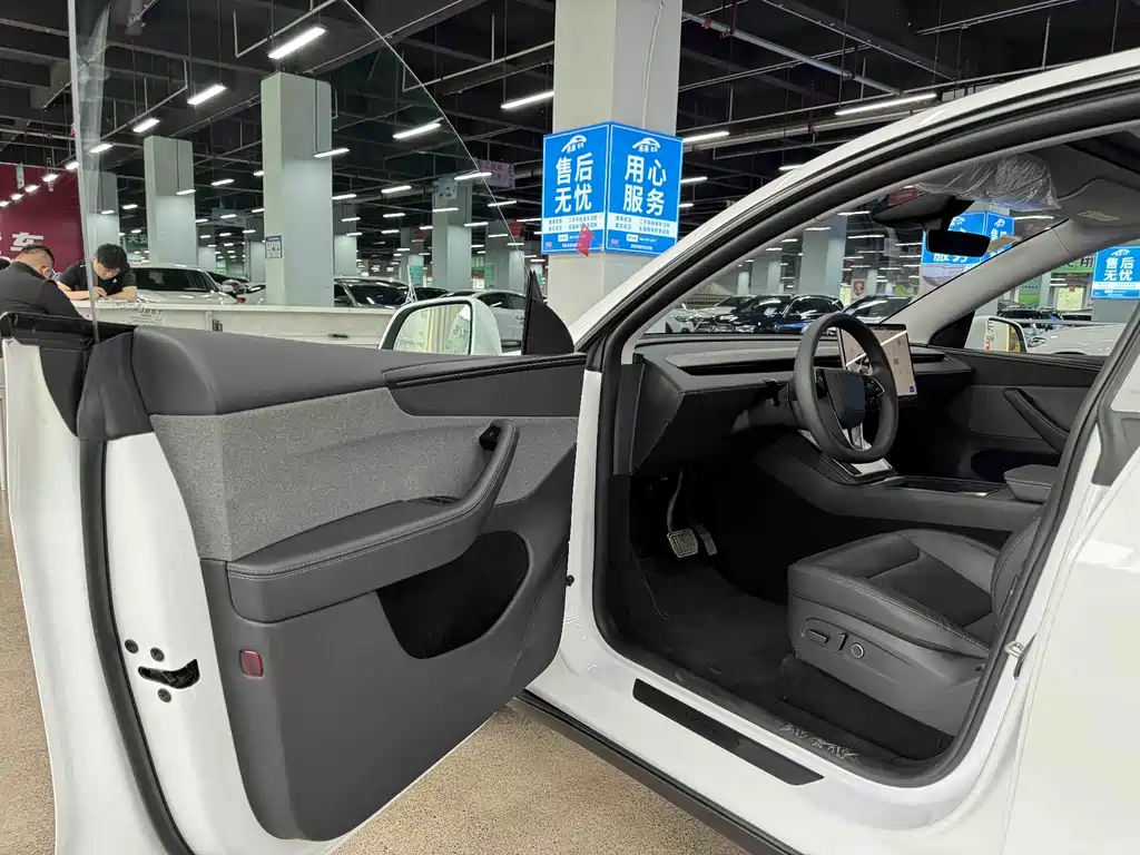 Tesla Model Y RWD 2025 - thumbnail 4
