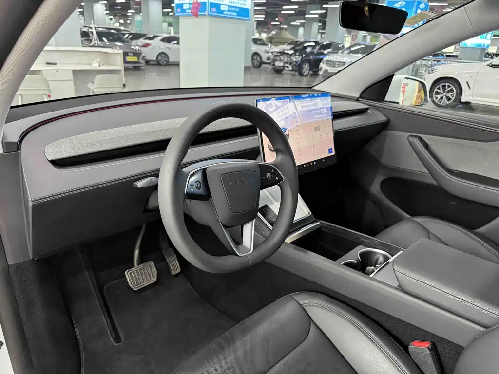 Tesla Model Y RWD 2025 - thumbnail 5