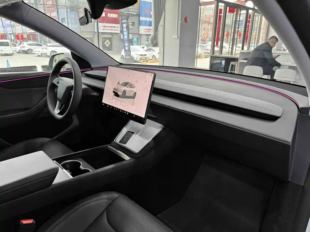 Tesla Model Y RWD 2025 - thumbnail 7