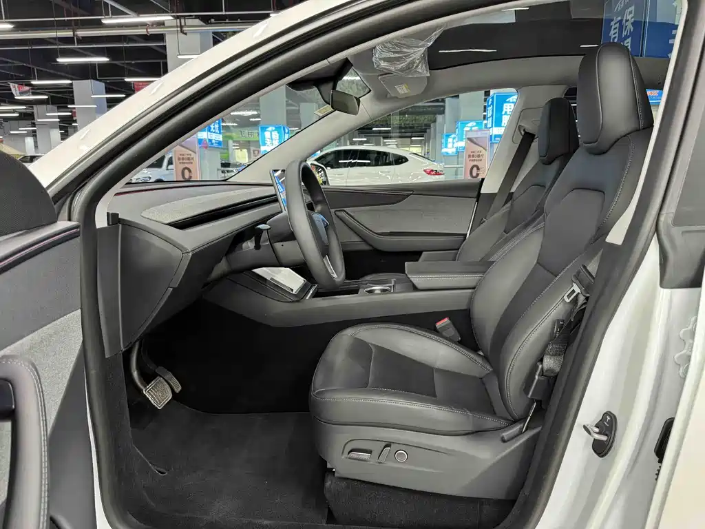 Tesla Model Y RWD 2025 - thumbnail 8