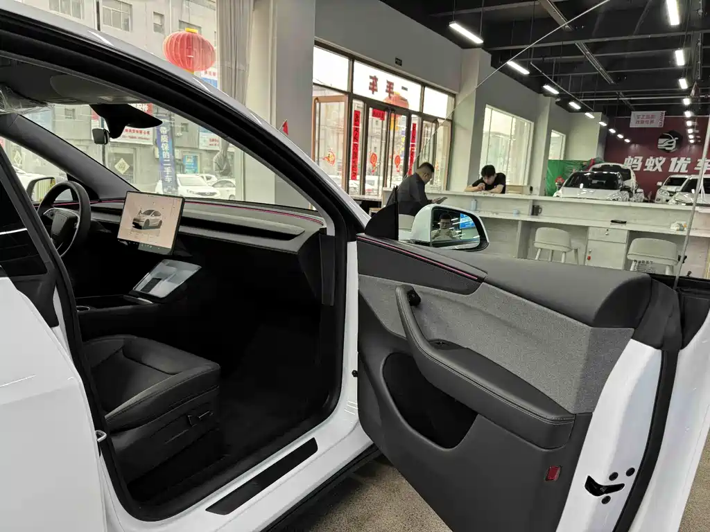 Tesla Model Y RWD 2025 - thumbnail 9