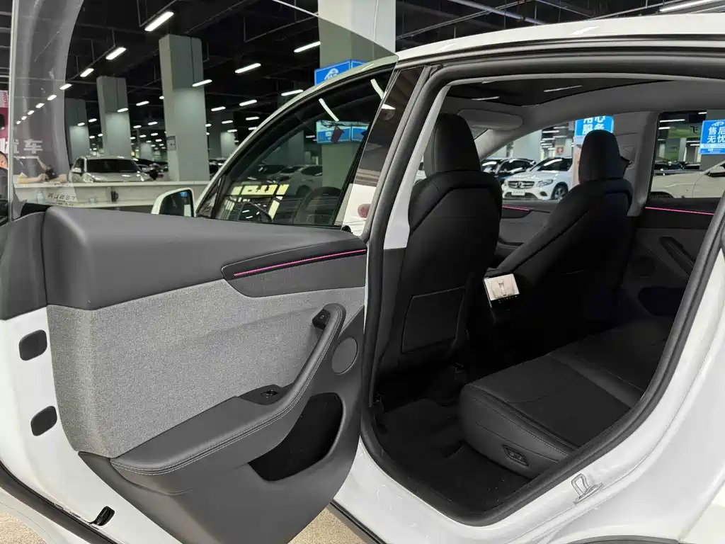 Tesla Model Y RWD 2025 - thumbnail 10
