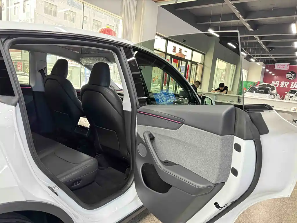 Tesla Model Y RWD 2025 - thumbnail 13