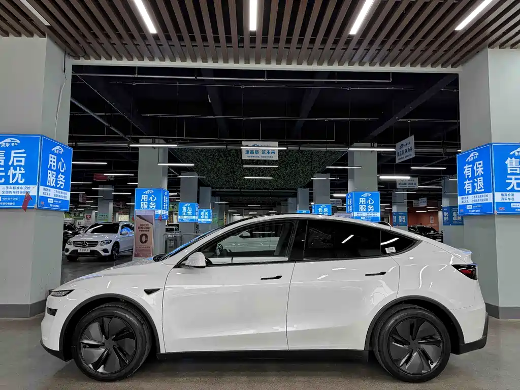 Tesla Model Y RWD 2025 - thumbnail 16
