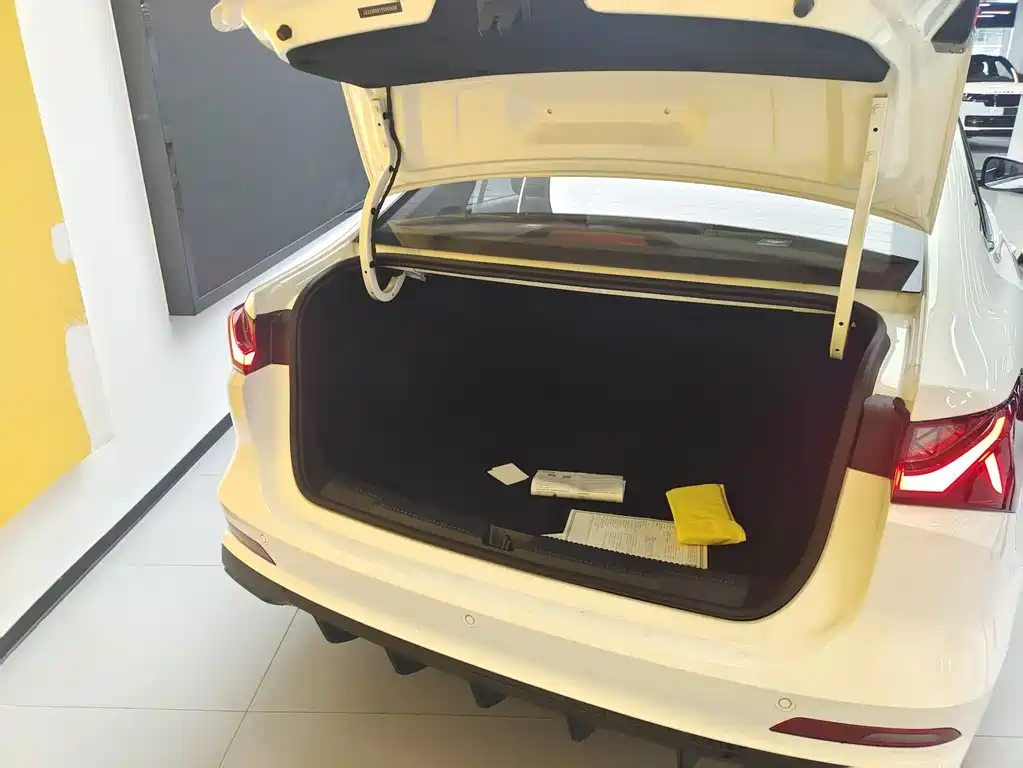 Roewe Roewe i5 1.5L CVT Luxury Edition 2026 - thumbnail 4