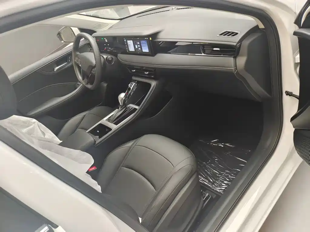 Roewe Roewe i5 1.5L CVT Luxury Edition 2026 - thumbnail 5