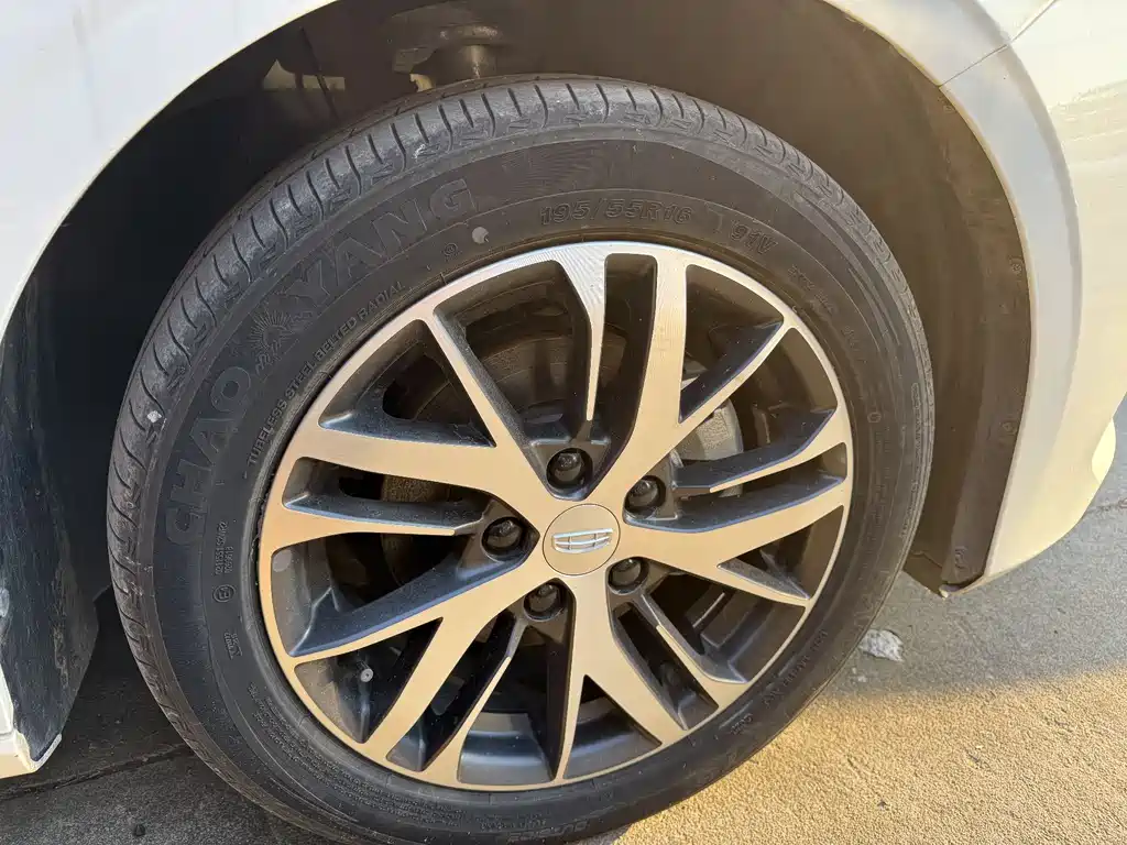 Geely Auto Geely Emgrand 2022 4th Generation 1.5L CVT Luxury 2021 - thumbnail 13