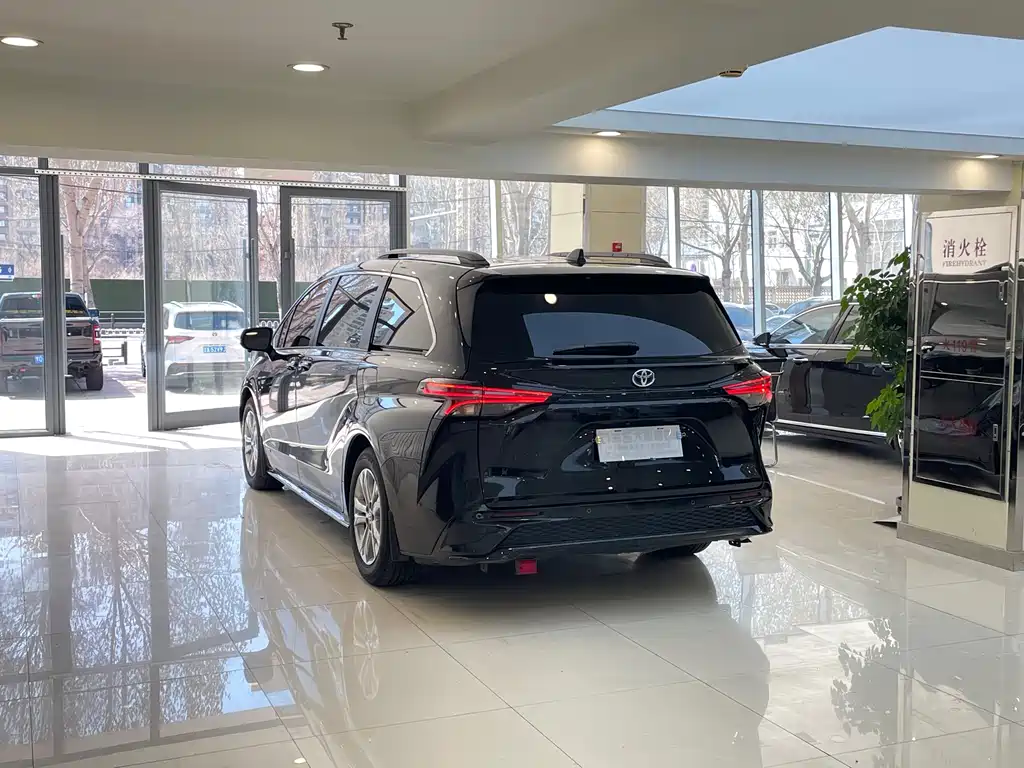 Toyota 2022 Toyota Sienna 2.5L US Spec 2022 - thumbnail 4