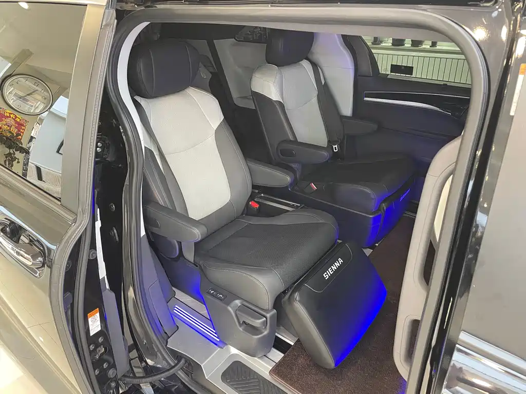 Toyota 2022 Toyota Sienna 2.5L US Spec 2022 - thumbnail 13