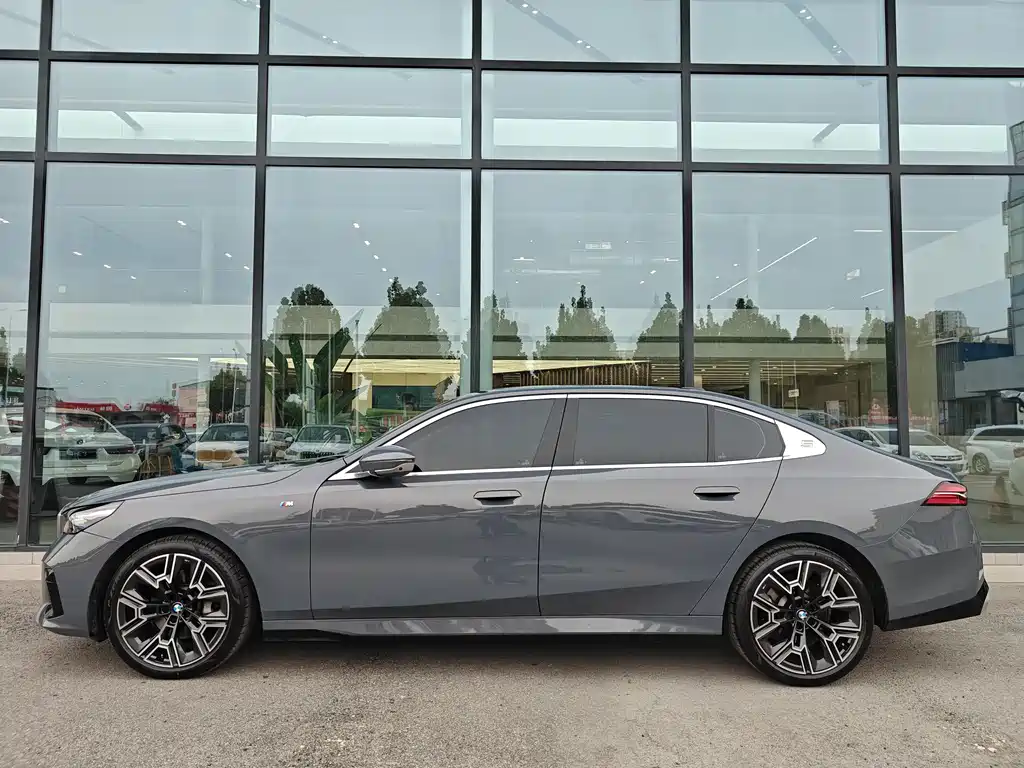 BMW BMW 5 Series 2024 530Li Exclusive M Sport Package 2024 - thumbnail 2