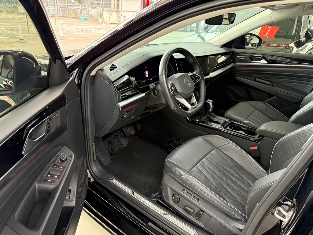 Volkswagen Passat 2023 330TSI Luxury Edition 2023 - thumbnail 4