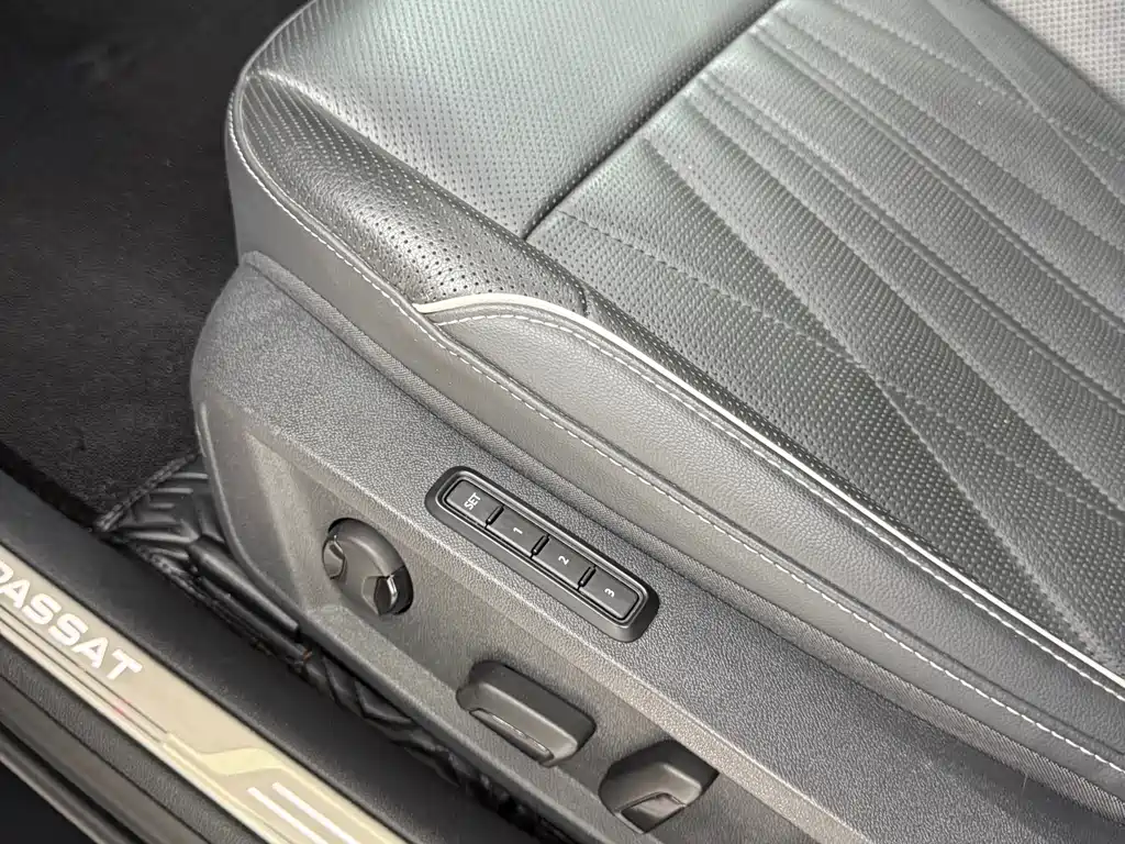 Volkswagen Passat 2023 330TSI Luxury Edition 2023 - thumbnail 5
