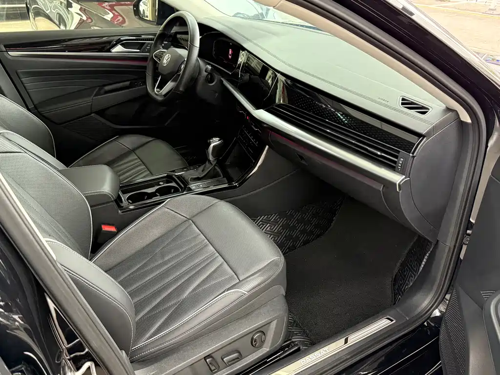 Volkswagen Passat 2023 330TSI Luxury Edition 2023 - thumbnail 14