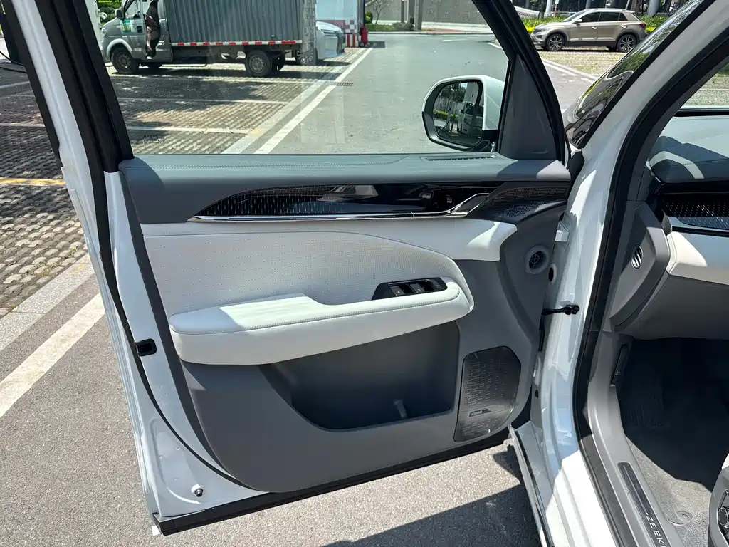 Zeekr Zeekr 009 2024 7-Seater Aisle Edition AWD 108kWh 2025 - thumbnail 12