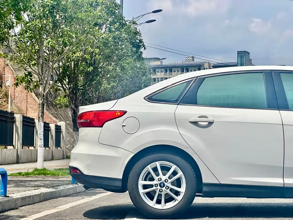 Ford Ford Focus 2015 Sedan 1.6L Manual Trend 2016 - thumbnail 5