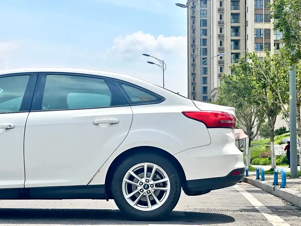 Ford Ford Focus 2015 Sedan 1.6L Manual Trend 2016 - thumbnail 9