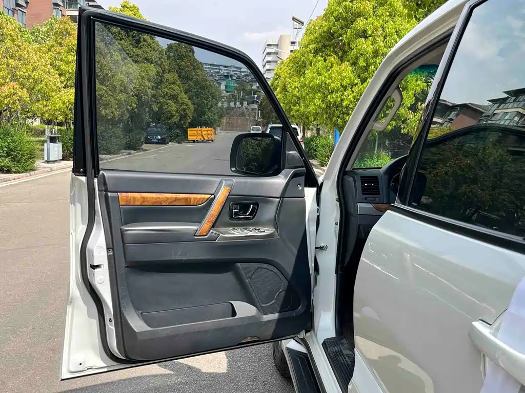 Mitsubishi Mitsubishi Pajero 2019 3.0L Automatic Standard Edition 2019 - thumbnail 13