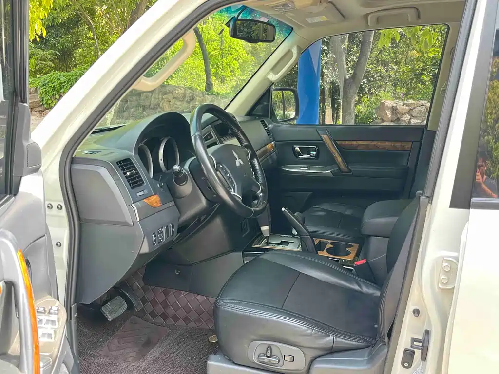 Mitsubishi Mitsubishi Pajero 2019 3.0L Automatic Standard Edition 2019 - thumbnail 14