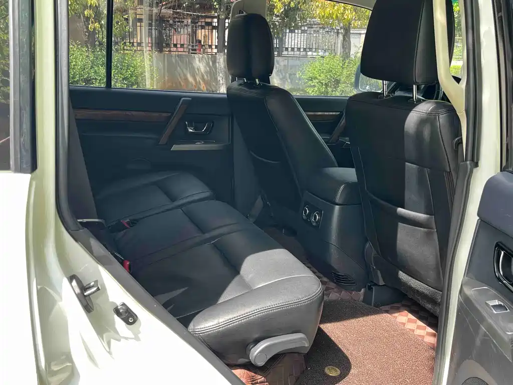 Mitsubishi Mitsubishi Pajero 2019 3.0L Automatic Standard Edition 2019 - thumbnail 18