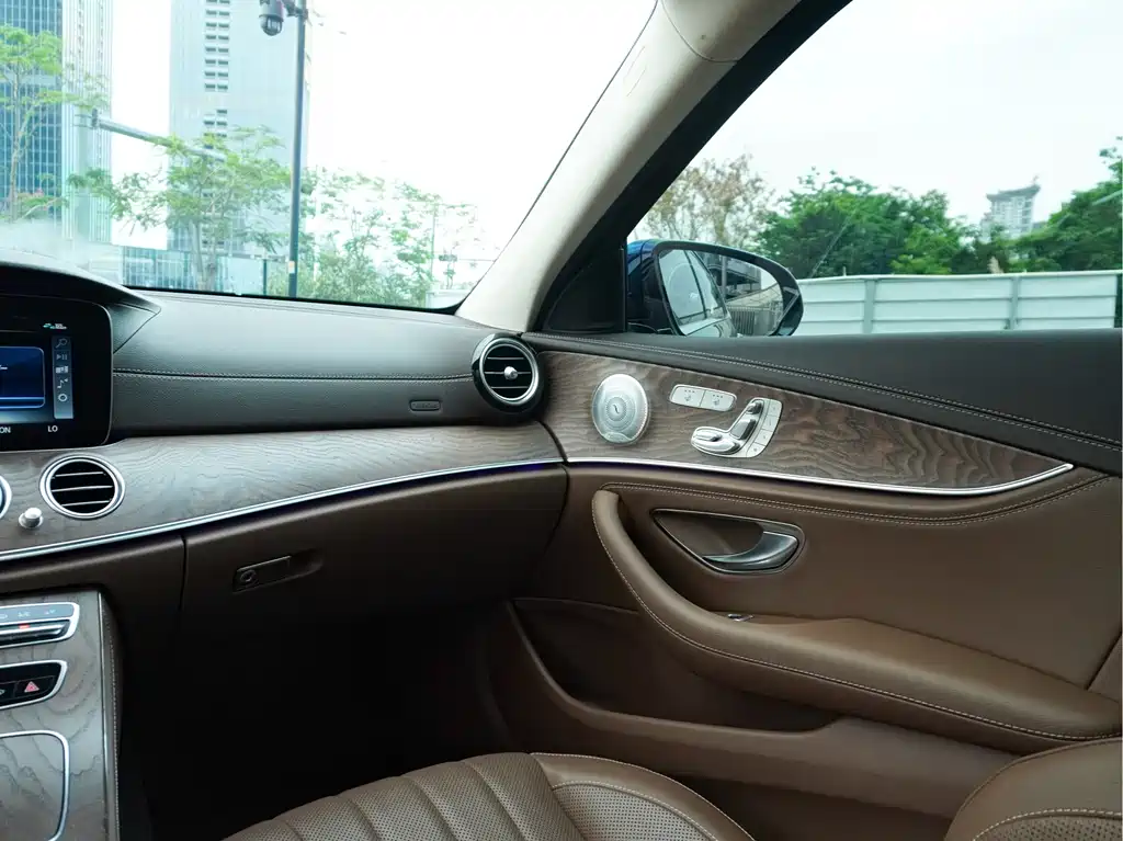 Mercedes-Benz Mercedes-Benz E-Class 2020 Facelift E 300 L Special Edition 2020 - thumbnail 25