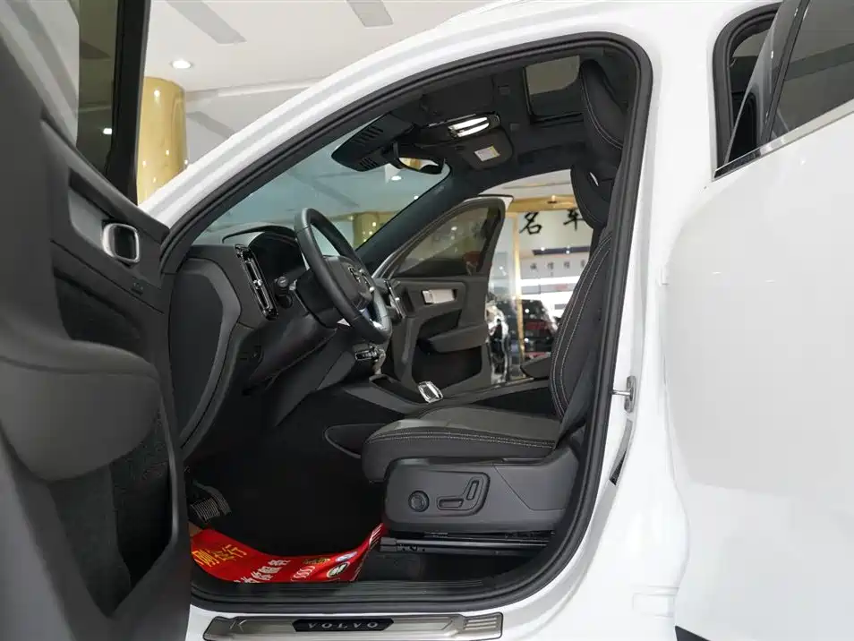 Volvo Volvo XC40 2023 B3 Momentum 2022 - thumbnail 5