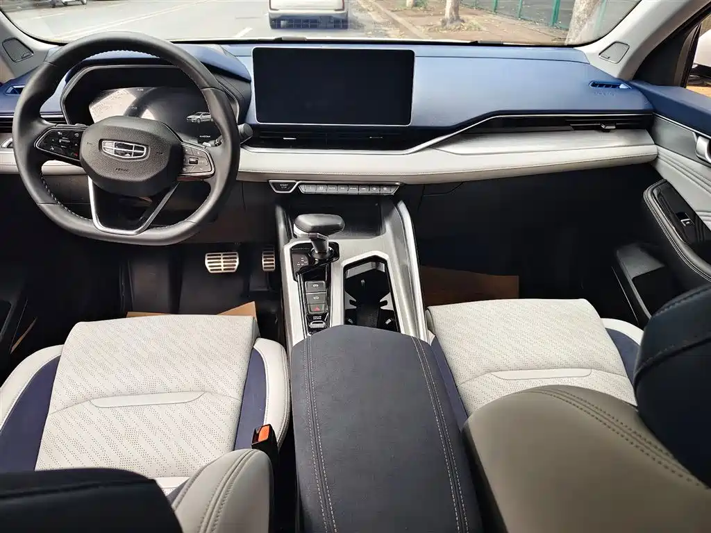 Geely Auto Geely Preface 2023 2.0TD Luxury 2022 - thumbnail 4