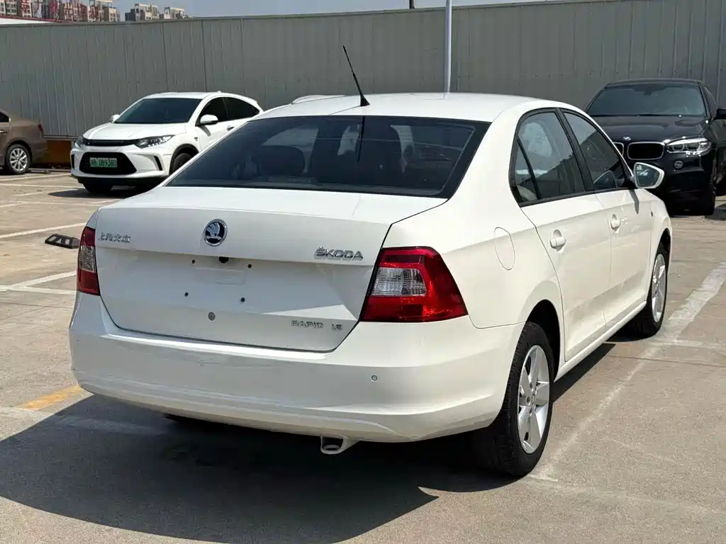 Skoda Skoda Rapid 2013 1.6L Automatic Select 2014 - thumbnail 4