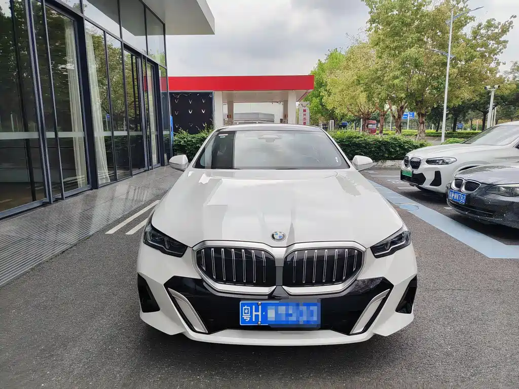 BMW BMW 5 Series 2025 530Li Exclusive Edition M Sport Package 2025 - thumbnail 2