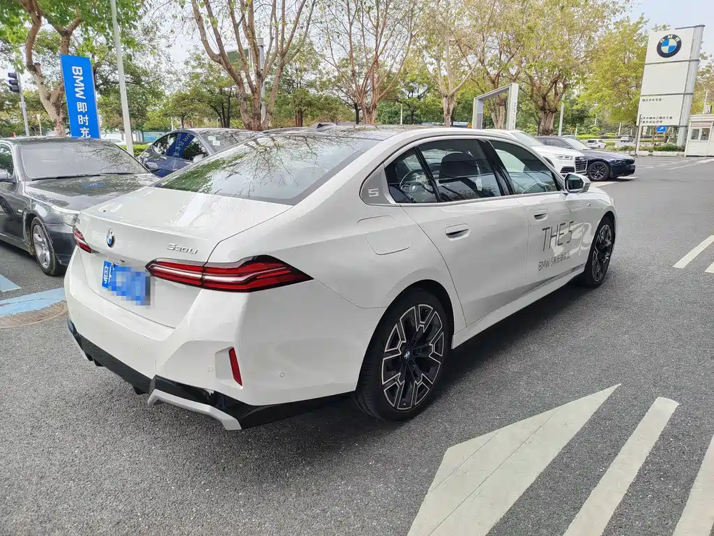 BMW BMW 5 Series 2025 530Li Exclusive Edition M Sport Package 2025 - thumbnail 4