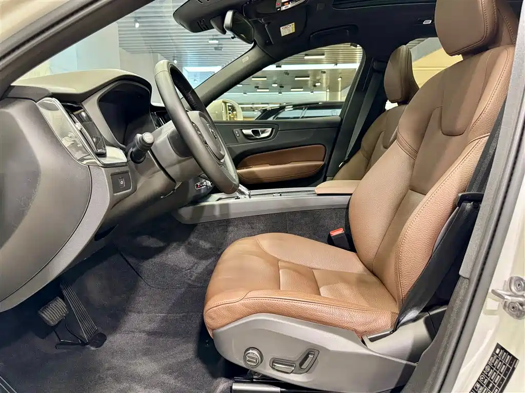 Volvo Volvo XC60 2025 B5 AWD Momentum 2025 - thumbnail 18