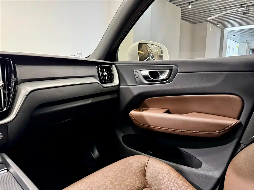 Volvo Volvo XC60 2025 B5 AWD Momentum 2025 - thumbnail 25