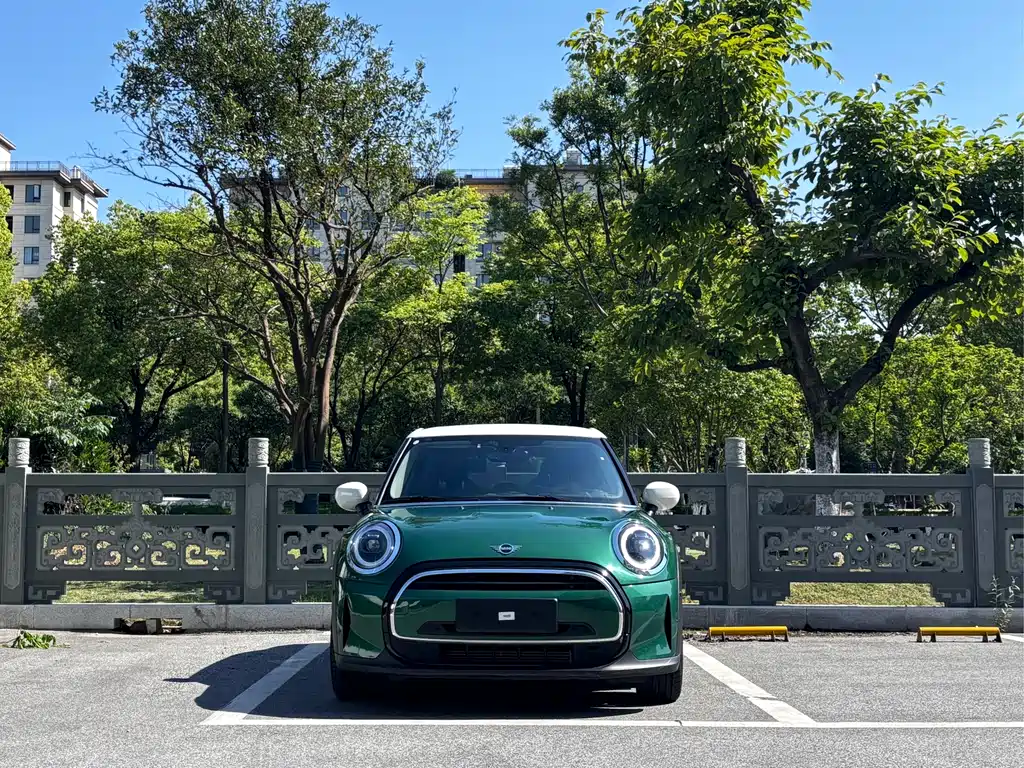 MINI 2022 MINI Cooper Classic 5-Door 2022 - thumbnail 2