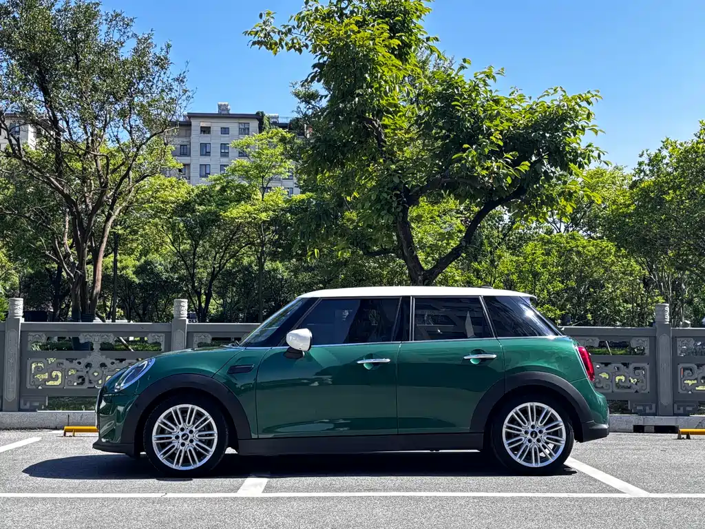 MINI 2022 MINI Cooper Classic 5-Door 2022 - thumbnail 3