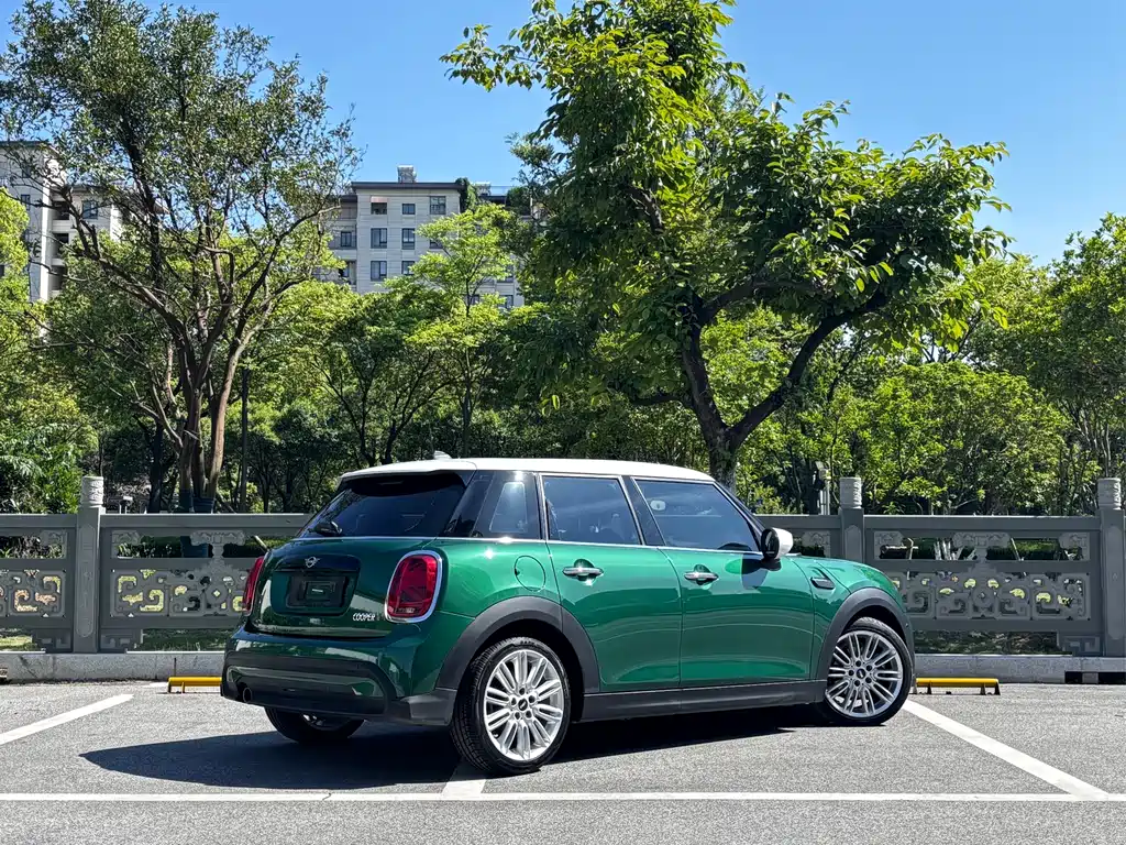 MINI 2022 MINI Cooper Classic 5-Door 2022 - thumbnail 4