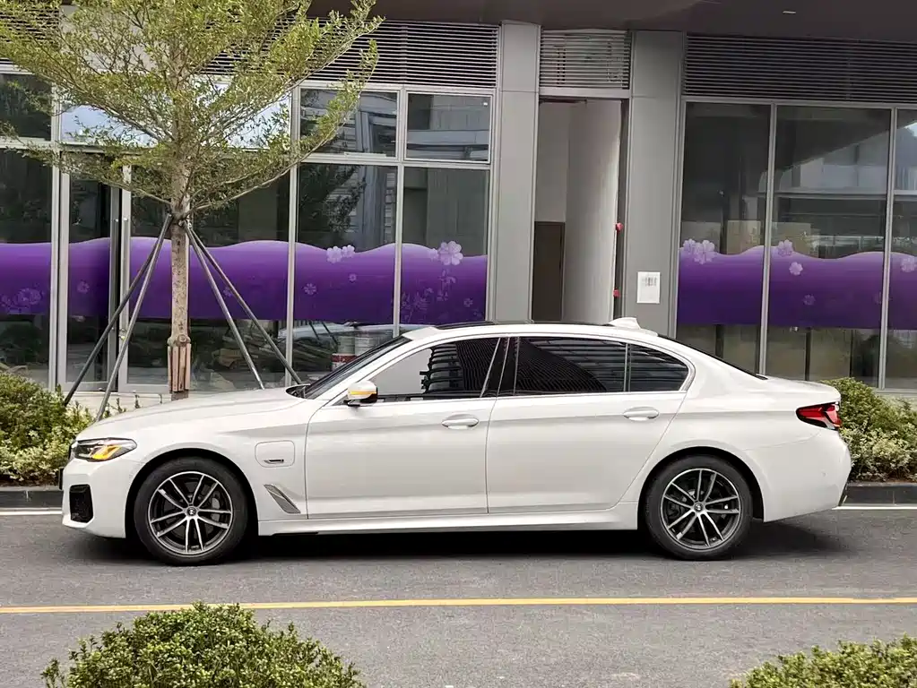 BMW BMW 5 Series Plug-in Hybrid 2022 Facelift 535Le Pioneer Edition M Sport Package 2022 - thumbnail 3