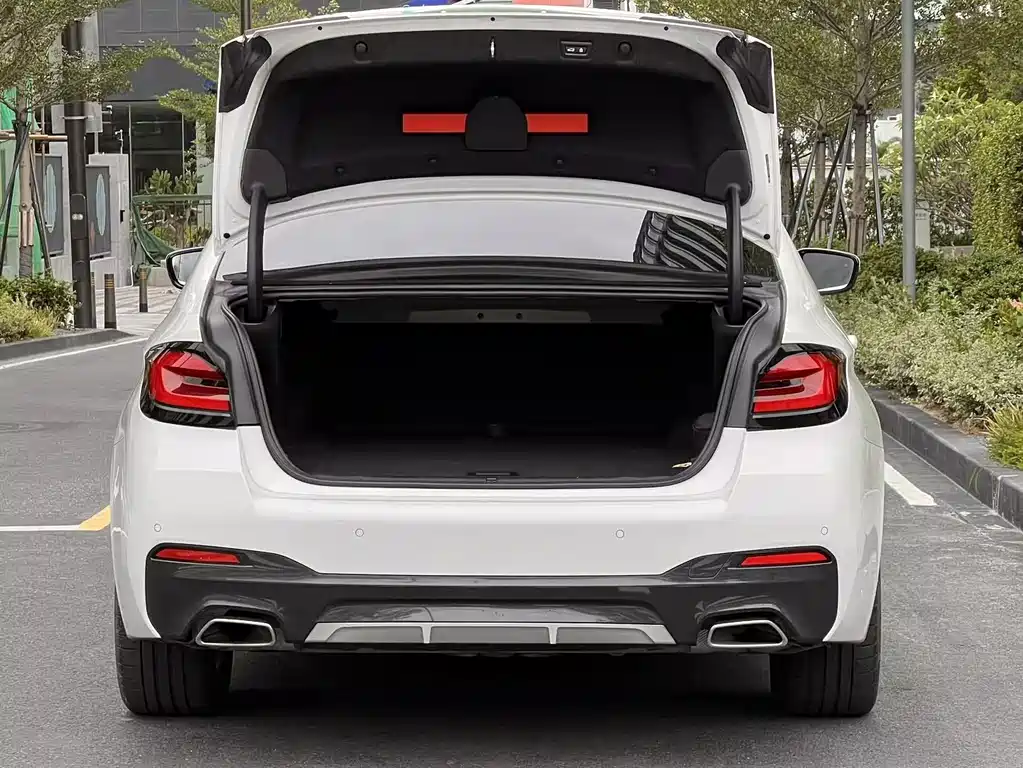 BMW BMW 5 Series Plug-in Hybrid 2022 Facelift 535Le Pioneer Edition M Sport Package 2022 - thumbnail 5