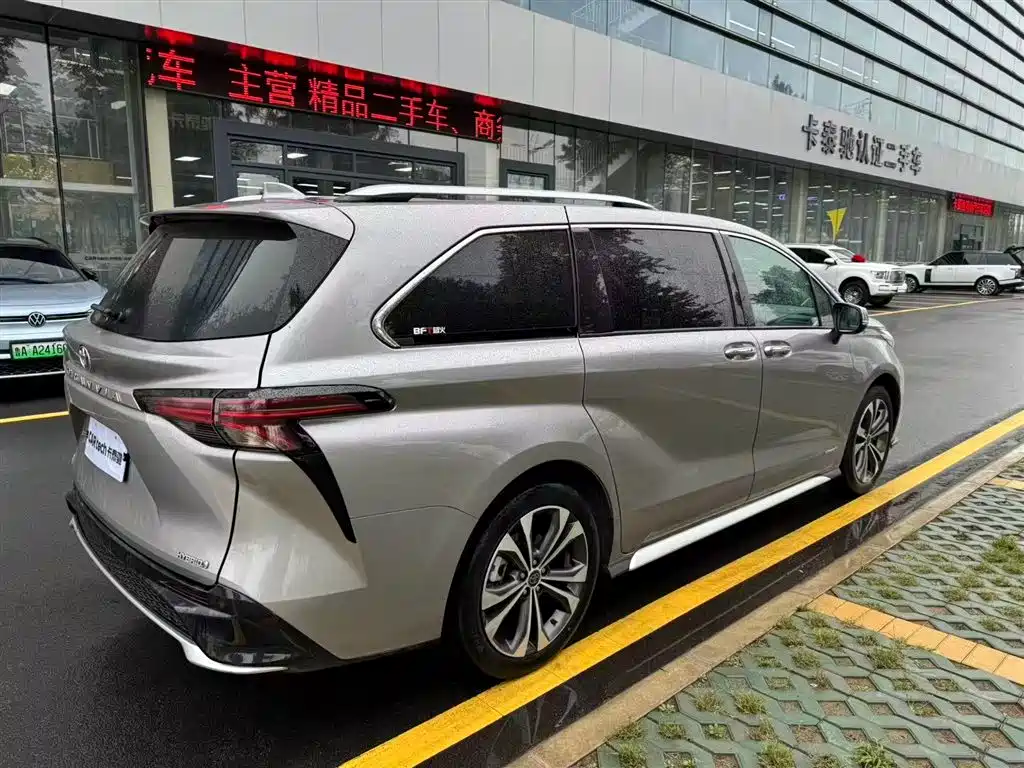 Toyota 2023 Toyota Granvia 2.5L Hybrid Premium Plus Edition 2024 - thumbnail 4