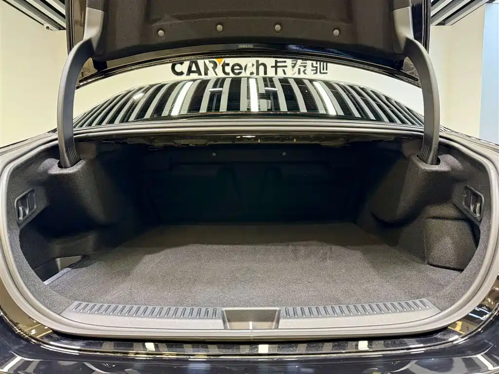 Mercedes-Benz Mercedes-Benz E-Class 2024 E 350 e L Plug-in Hybrid Sedan 2025 - thumbnail 12