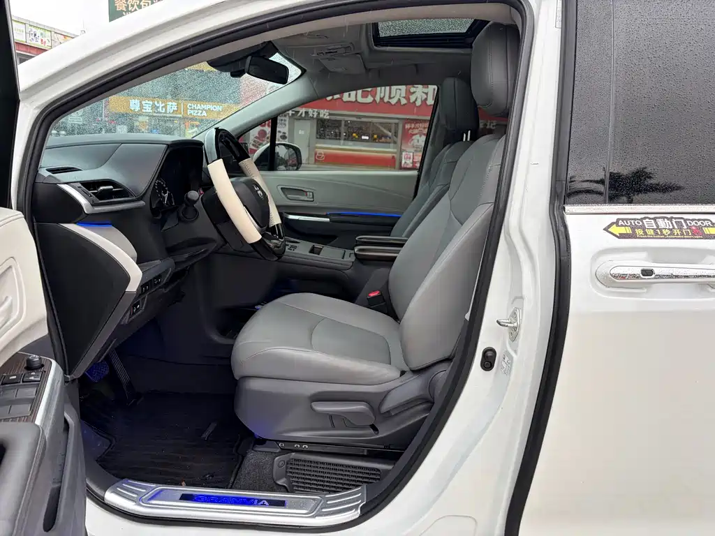Toyota Granvia 2024 2.5L Hybrid Luxury Edition 2024 - thumbnail 5