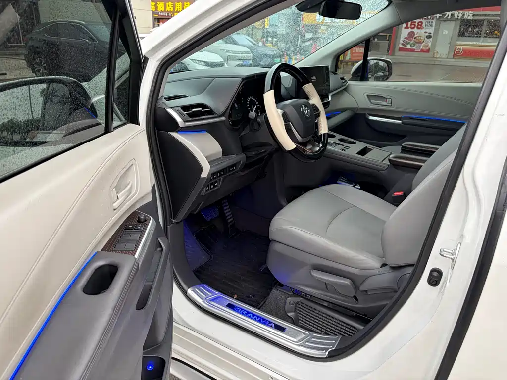 Toyota Granvia 2024 2.5L Hybrid Luxury Edition 2024 - thumbnail 6