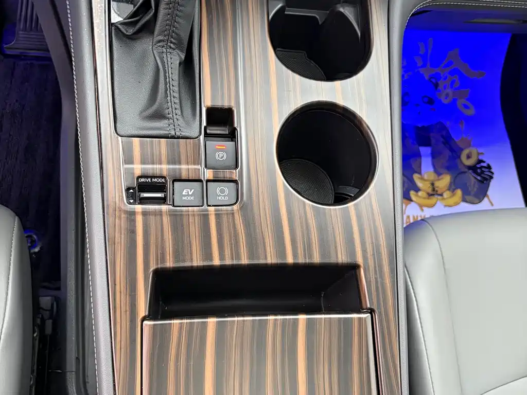 Toyota Granvia 2024 2.5L Hybrid Luxury Edition 2024 - thumbnail 9