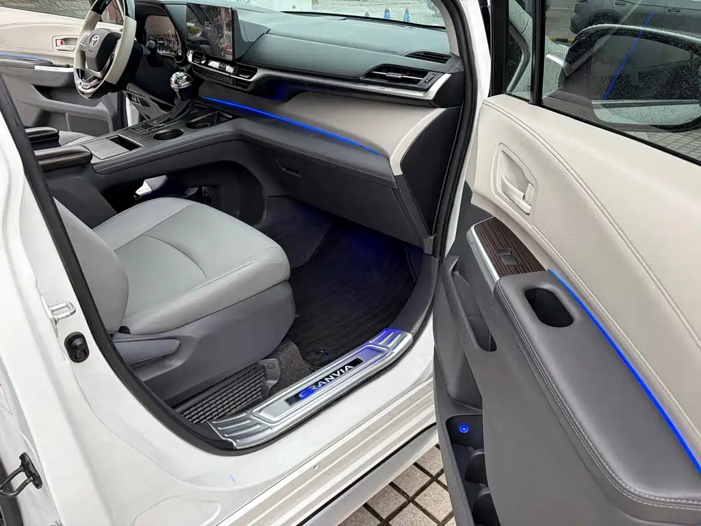 Toyota Granvia 2024 2.5L Hybrid Luxury Edition 2024 - thumbnail 11