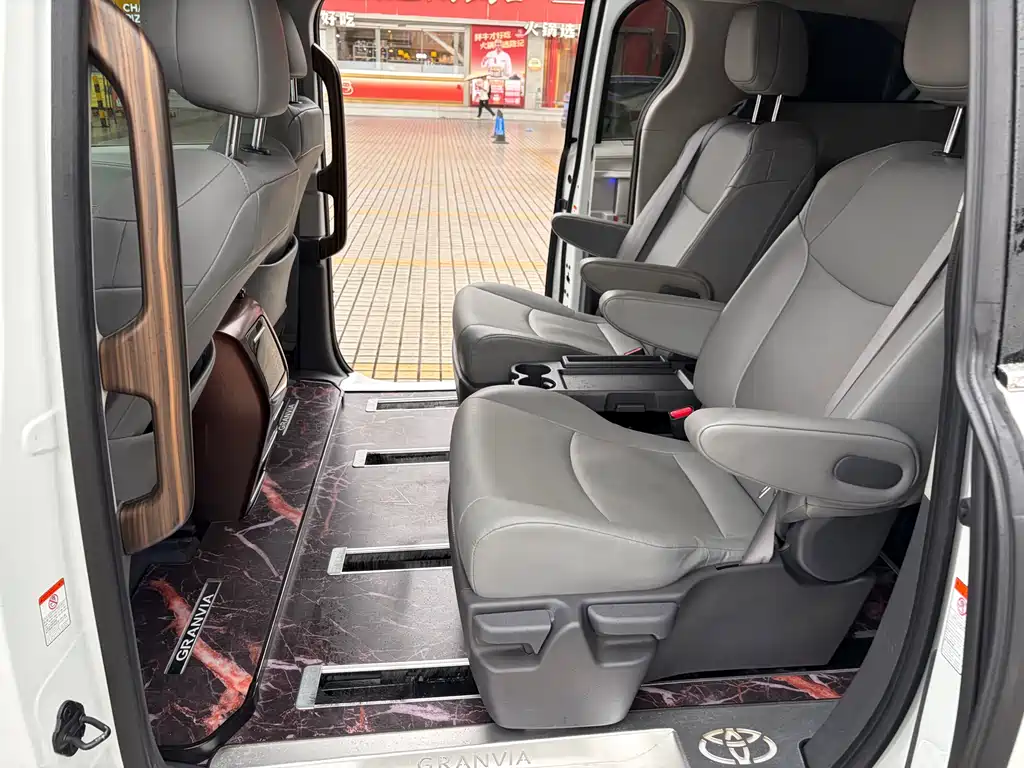 Toyota Granvia 2024 2.5L Hybrid Luxury Edition 2024 - thumbnail 13